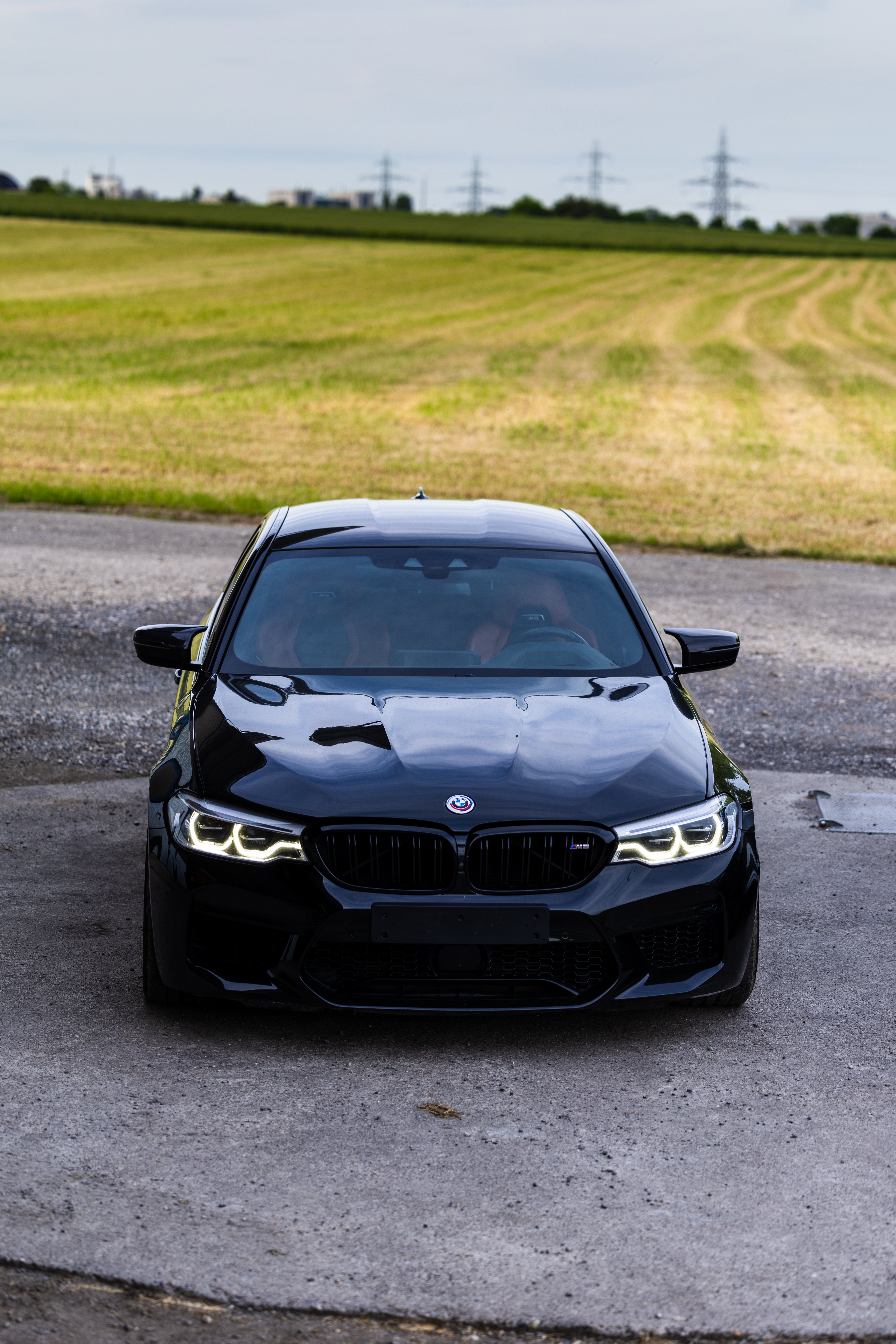 BMW M5 Competition noire face avant champ Genève