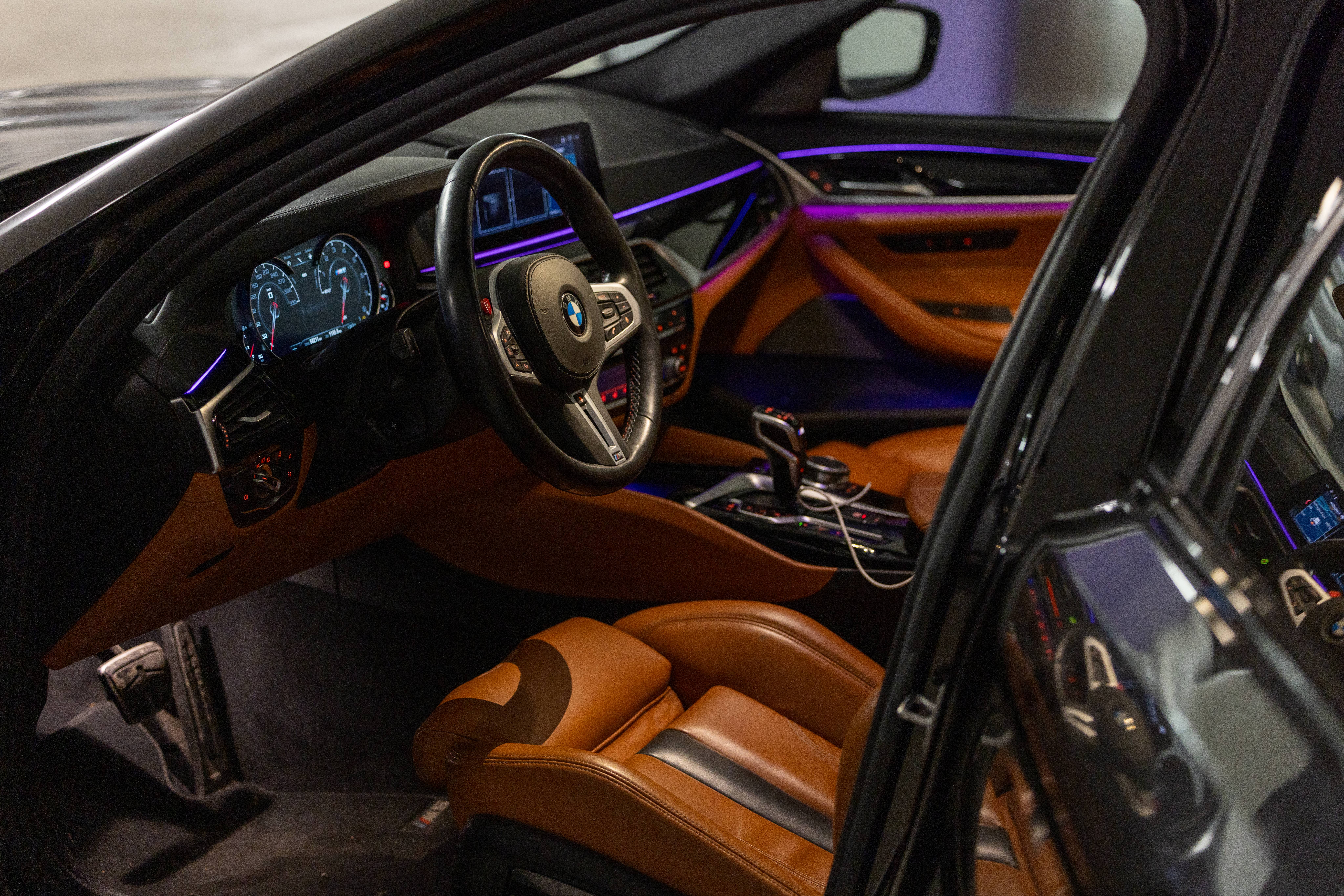 Intérieur BMW M5 Competition cuir cognac ambiance lumineuse