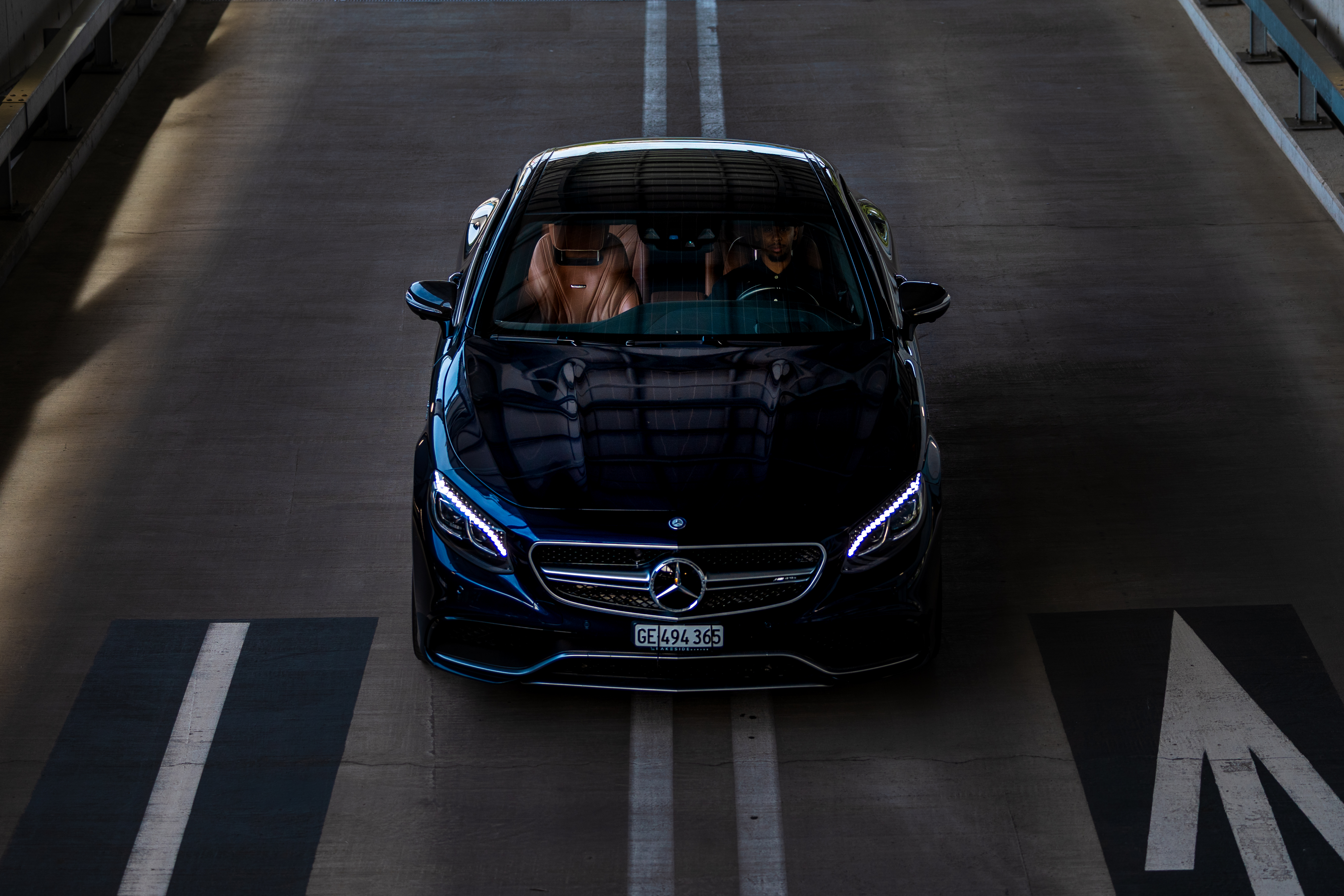 Mercedes-AMG S63 bleu nuit vue plongeante parking