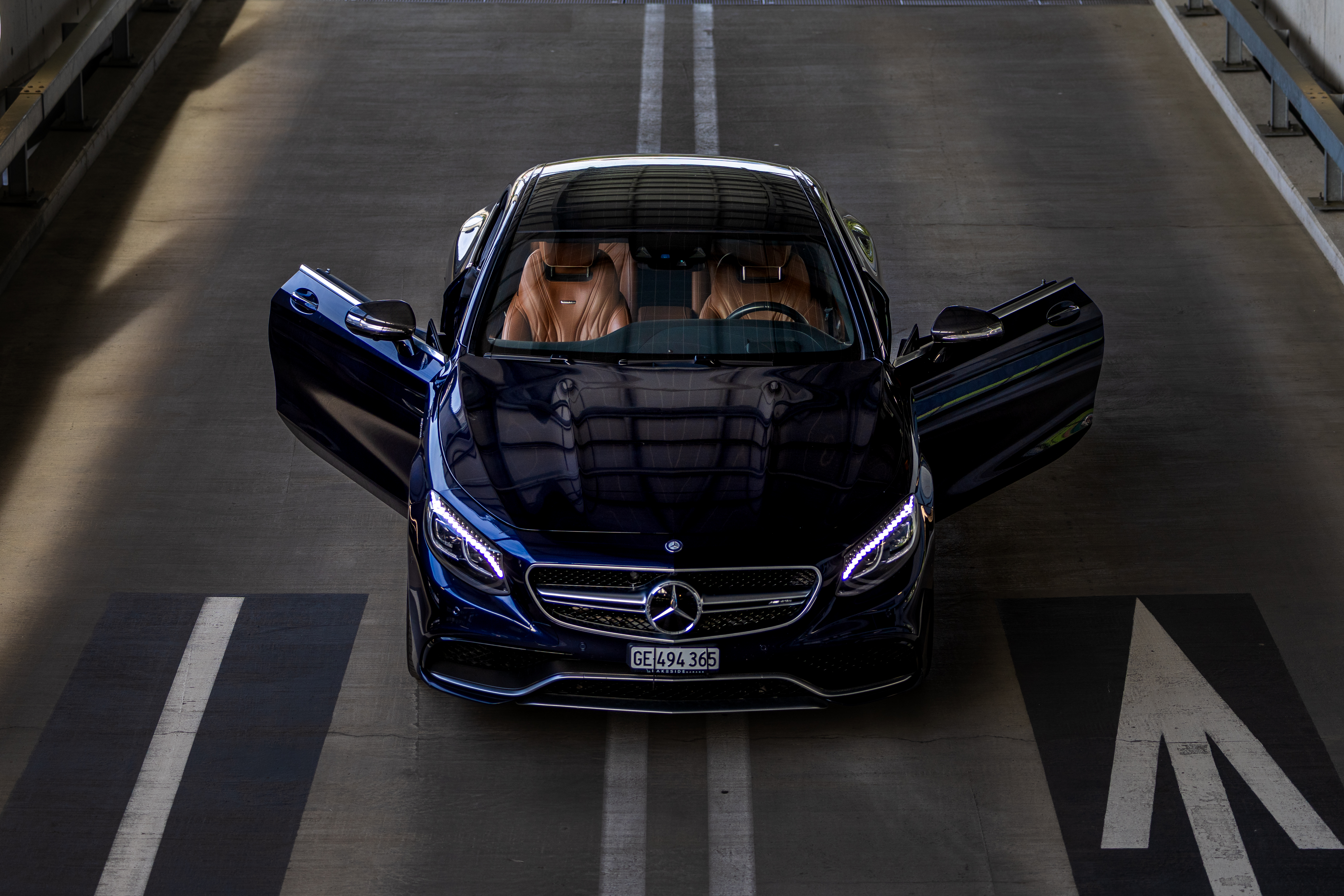 Mercedes-AMG S63 portes ouvertes parking couvert