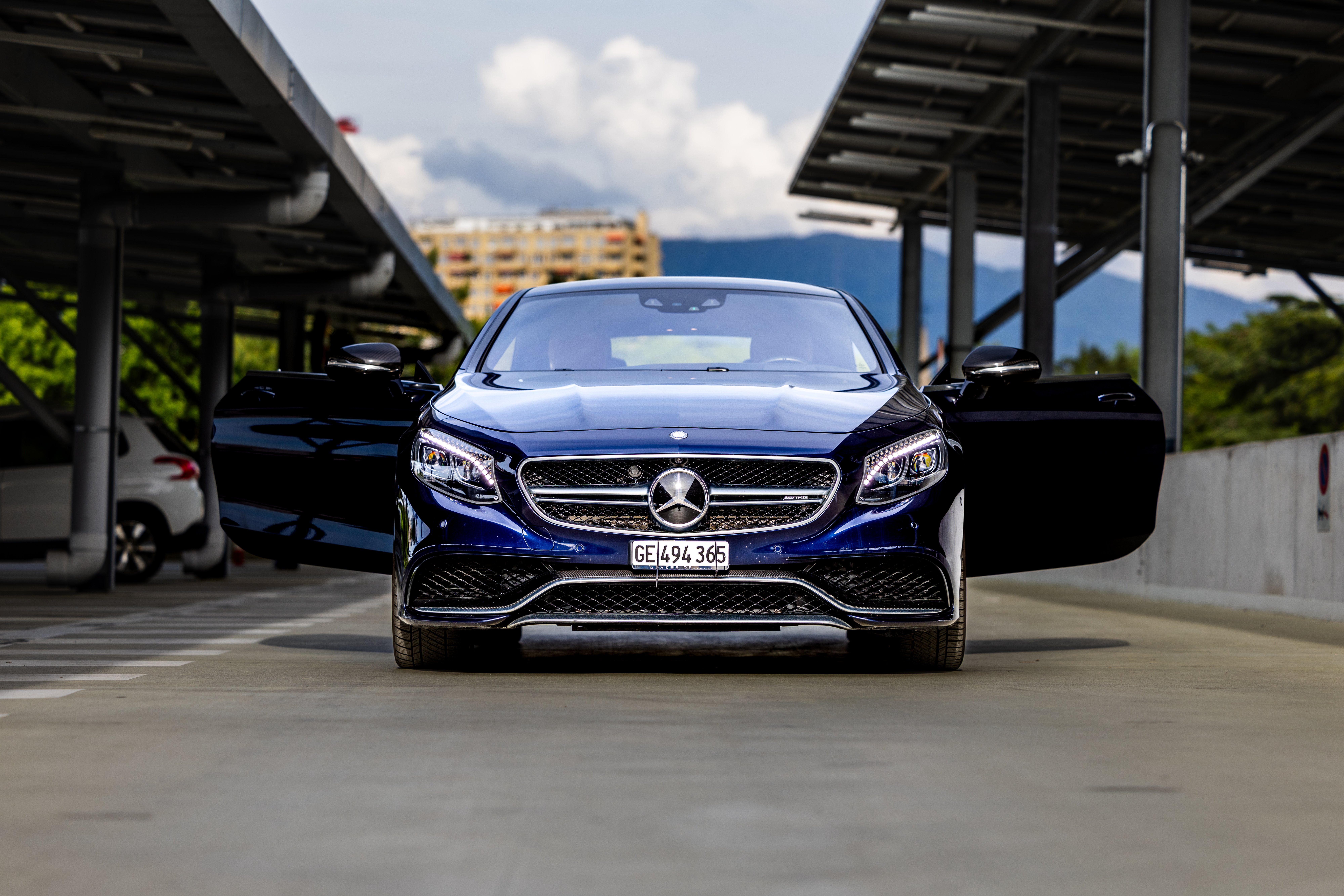Mercedes-AMG S63 portes ouvertes parking Genève